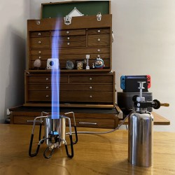Efficient outdoor cooking with a spider-shaped stove, a powerful burner-level stove