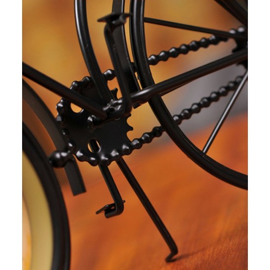 A desktop clock ornament in the shape of a bicycle with a delicate design