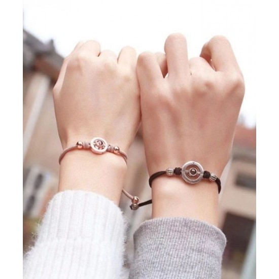 A pair of small rubber bands that vibrate to remember the impulse of long-distance love