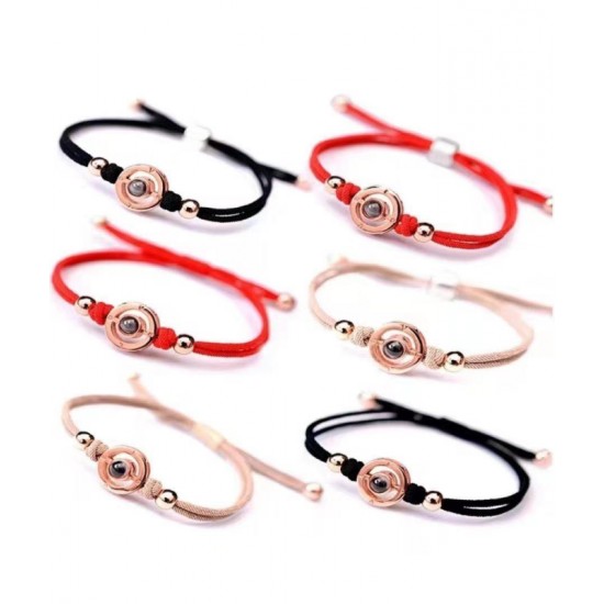 A pair of small rubber bands that vibrate to remember the impulse of long-distance love