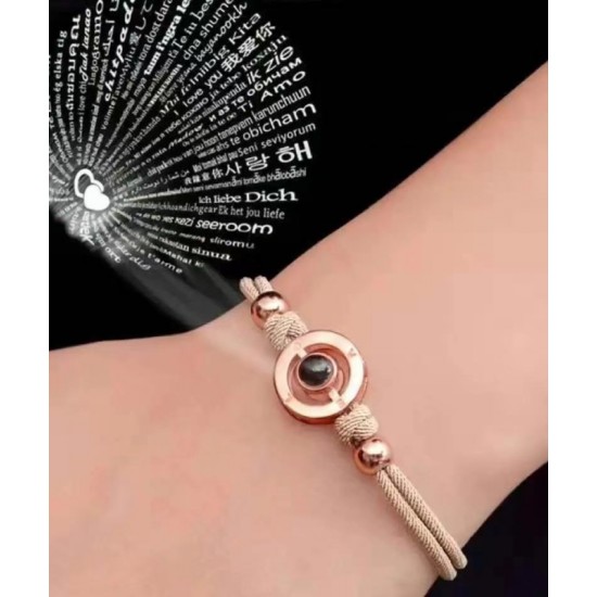 A pair of small rubber bands that vibrate to remember the impulse of long-distance love