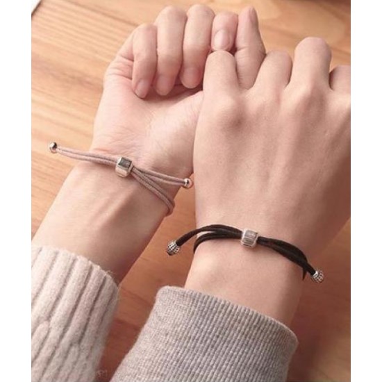 A pair of small rubber bands that vibrate to remember the impulse of long-distance love