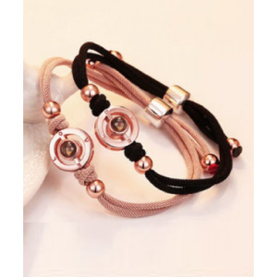 A pair of small rubber bands that vibrate to remember the impulse of long-distance love